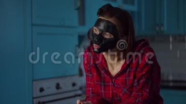 滑稽的30多岁的女人，脸上戴着黑色化妆面具，在家里做<strong>鬼脸</strong>。 戴着蓝色面具做<strong>鬼脸</strong>的女人
